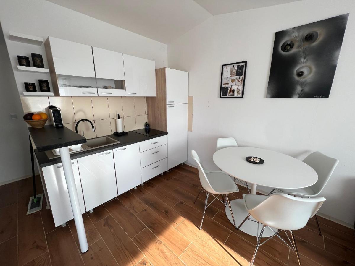 Apartment Mona วีร์ ภายนอก รูปภาพ
